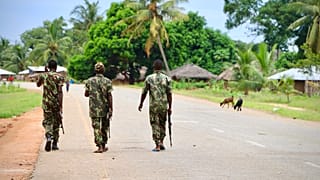 Soldados nas ruas de Moçambique