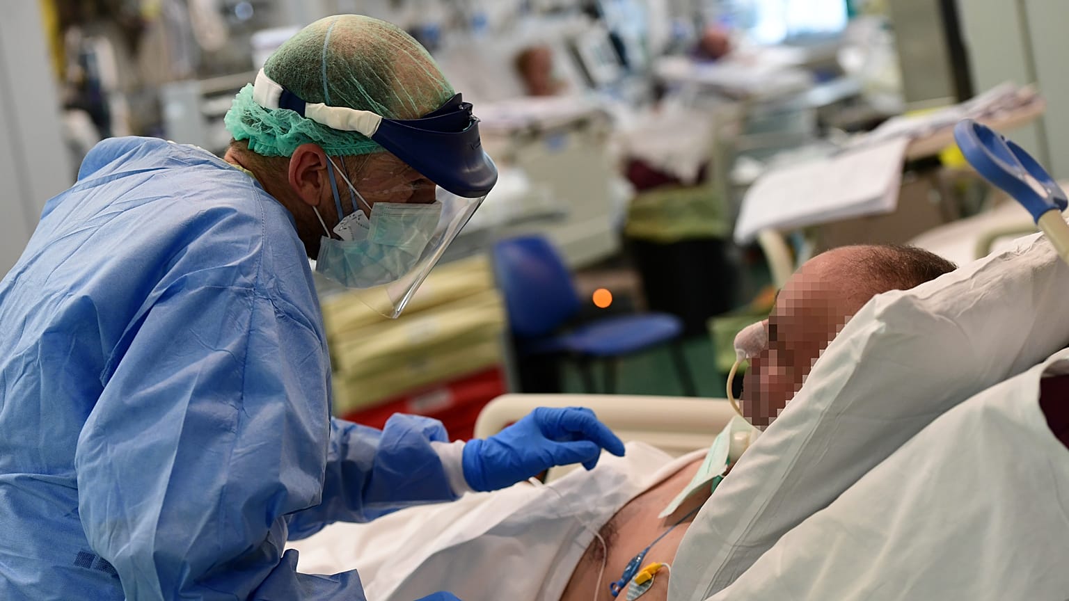 Un médecin italien parle avec un patient atteint par le Covid-19 à la polyclinique Sant'Orsola-Malpighi de Bologne, le 15 avril 2020