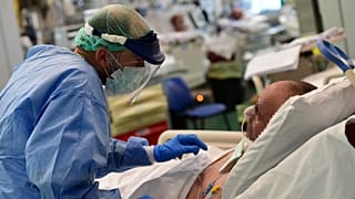 Un médecin italien parle avec un patient atteint par le Covid-19 à la polyclinique Sant'Orsola-Malpighi de Bologne, le 15 avril 2020