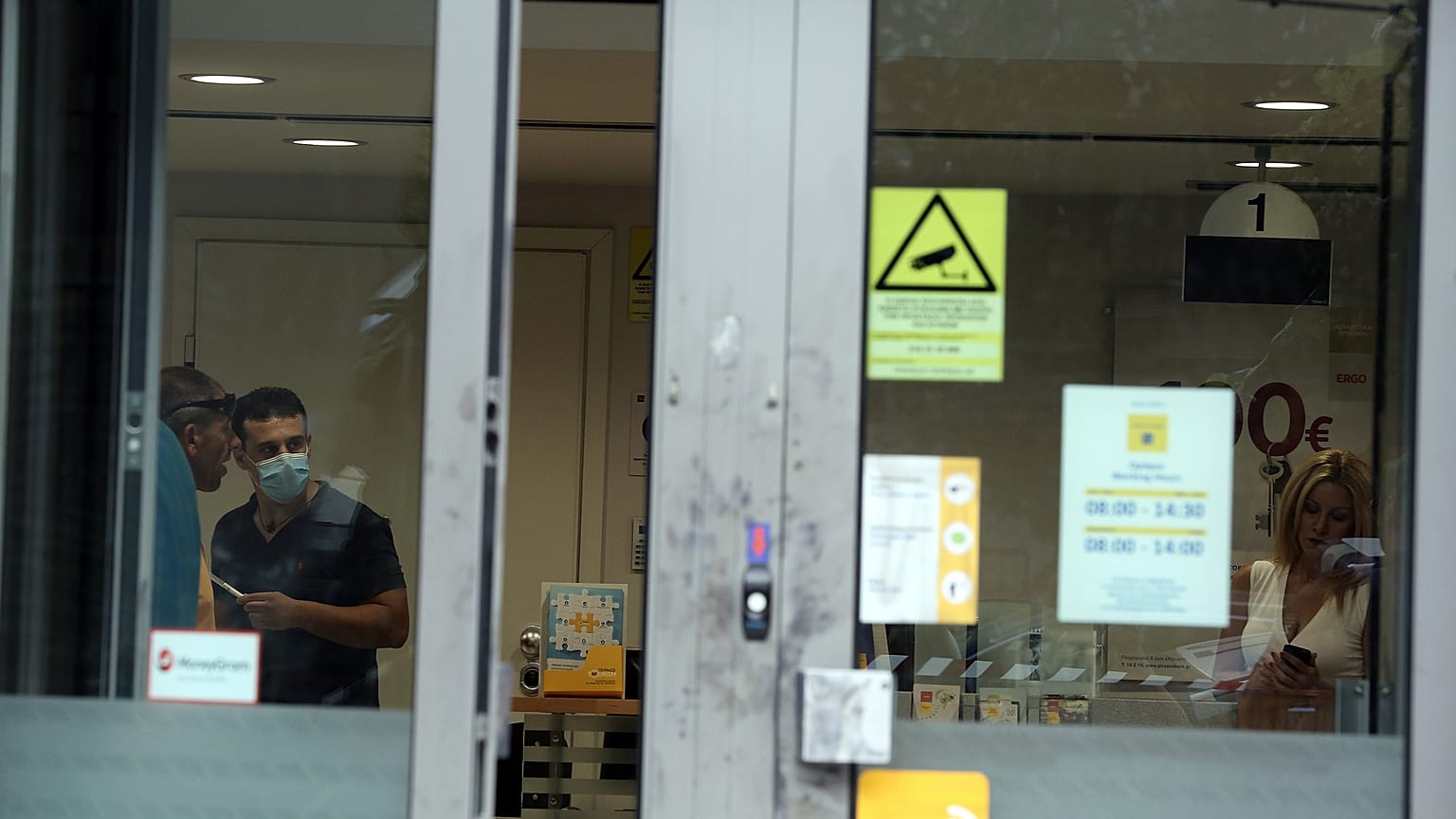 Μπήκε με μάσκα σε τράπεζα στο Κουκάκι και... τη λήστεψε