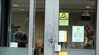 Μπήκε με μάσκα σε τράπεζα στο Κουκάκι και... τη λήστεψε