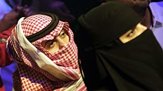 پلیس‌عربستان ناقضان قرنطینه را با انتشار فیلم‌هایشان 'مسئولیت‌پذیر' می‌کند