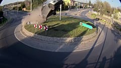 Mit Vollgas auf den Kreisverkehr: Autofahrer in Polen verunglückt