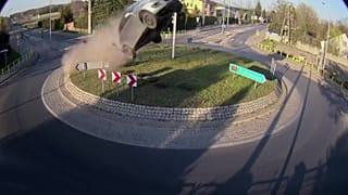 Mit Vollgas auf den Kreisverkehr: Autofahrer in Polen verunglückt
