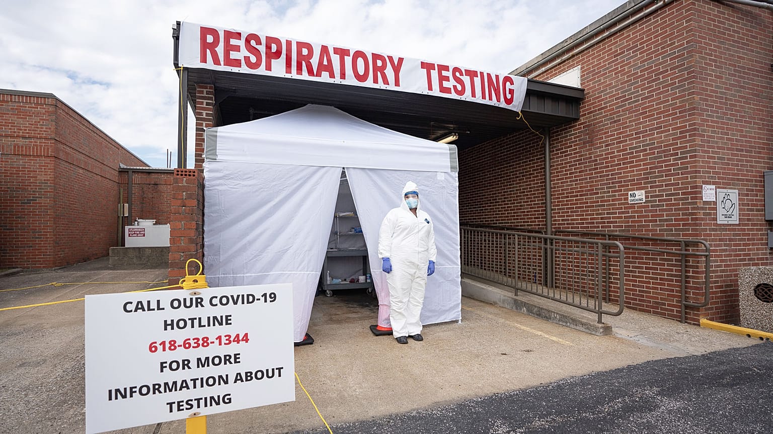 Station mobile de dépistage du Covid-19 installée dans le parking de l'hôpital Massac Memorial à Metropolis au Kentucky, le 14 avril 2020.