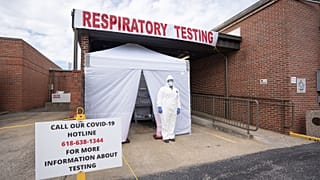 Station mobile de dépistage du Covid-19 installée dans le parking de l'hôpital Massac Memorial à Metropolis au Kentucky, le 14 avril 2020.