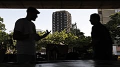 المجتمع المحلي في كنسينغتون، بالقرب من البقايا المحترقة لبرج جرينفيل في لندن