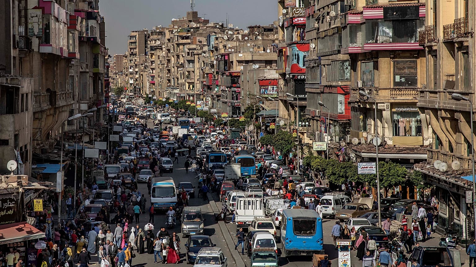 شارع قبل ساعات قليلة من حظر التجول في القاهرة، مصر.