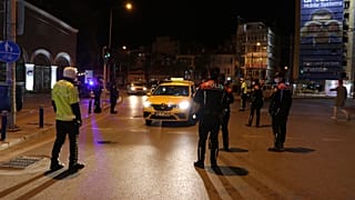 İçişleri Bakanlığı, hafta sonu sokağa çıkma kısıtlaması uygulanacak 31 ilde cuma günü saat 15.00-24.00 arasında polis ve jandarmanın denetim yapacağını duyurdu.