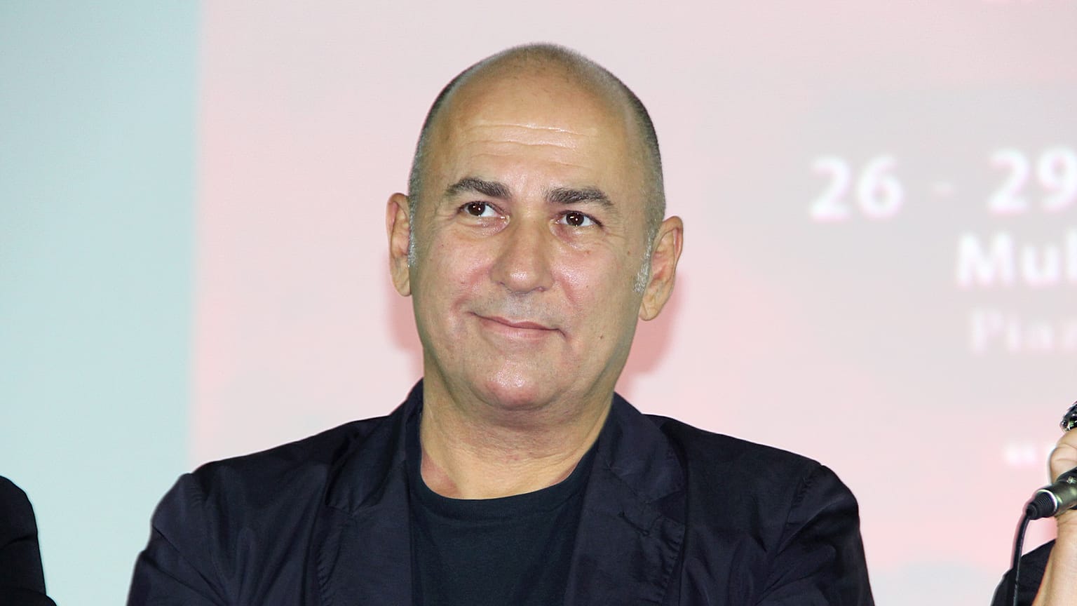 Ferzan Özpetek, İtalya'da ilk Covid-19 hastasının ortaya çıktığı 20 Şubat tarihinin 'Beyaz Gömlekliler' günü ilan edilmesi kampanyası başlattı