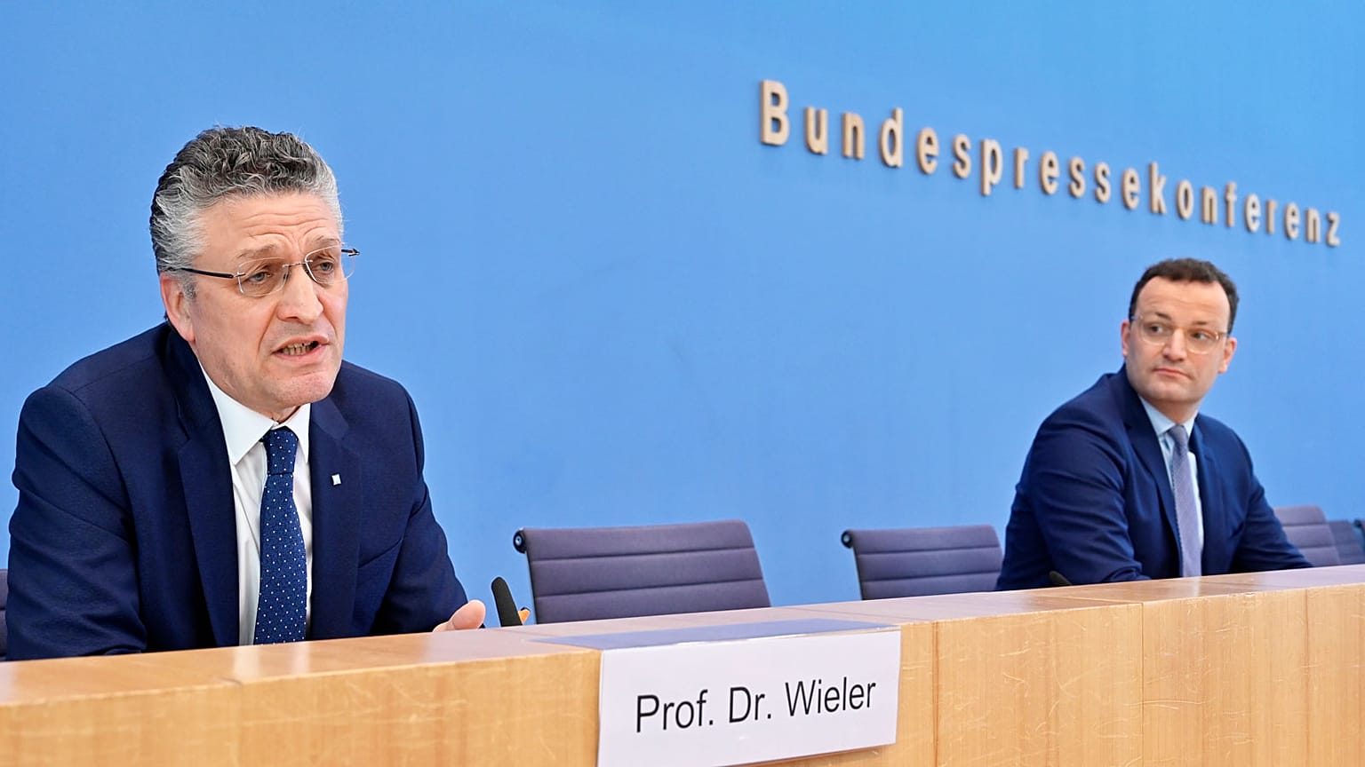 Le président de l'Institut Robert Koch, Lothar H. Wieler (à G) et le ministre allemand de la Santé, Jens Spahn (à D), à Berlin le 17 avril 2020.  