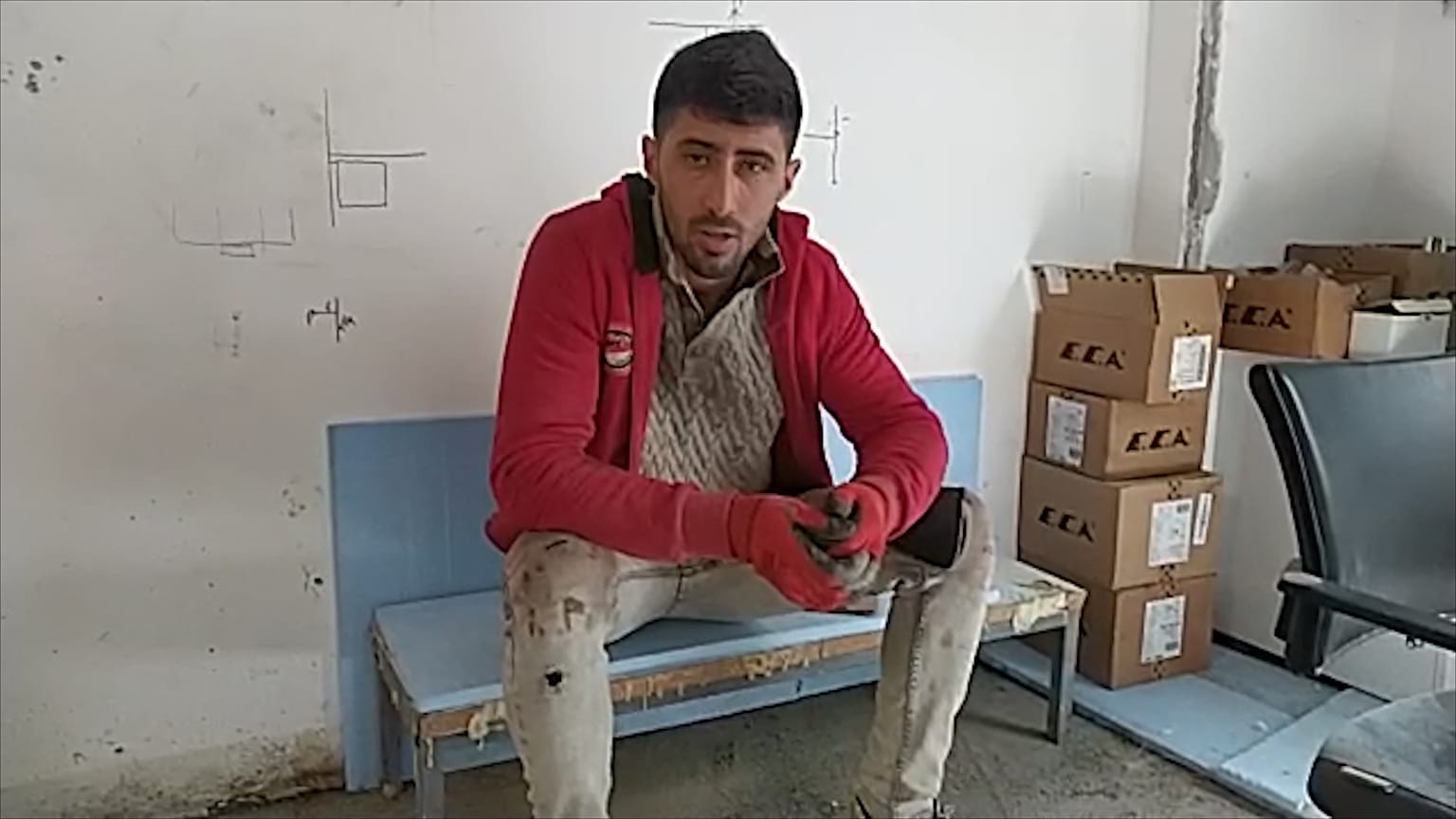 İnşaat işçileri euronews'e çalışma koşullarını anlattı: Lavabomuzda sabun bile yok