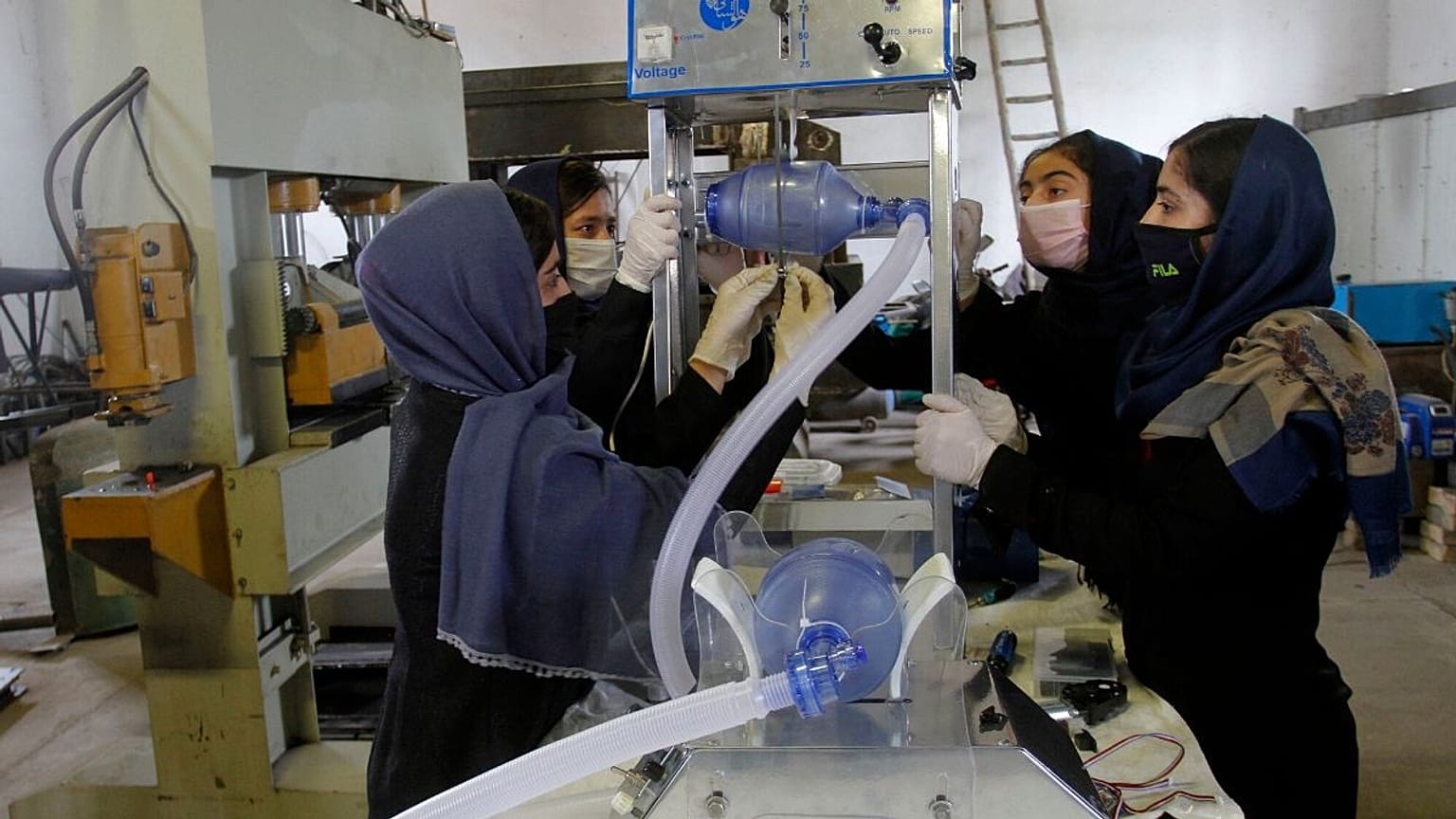 دختران دانش‌آموز در افغانستان‌ از قطعات خودرو دستگاه‌ تنفس‌مصنوعی ساختند 