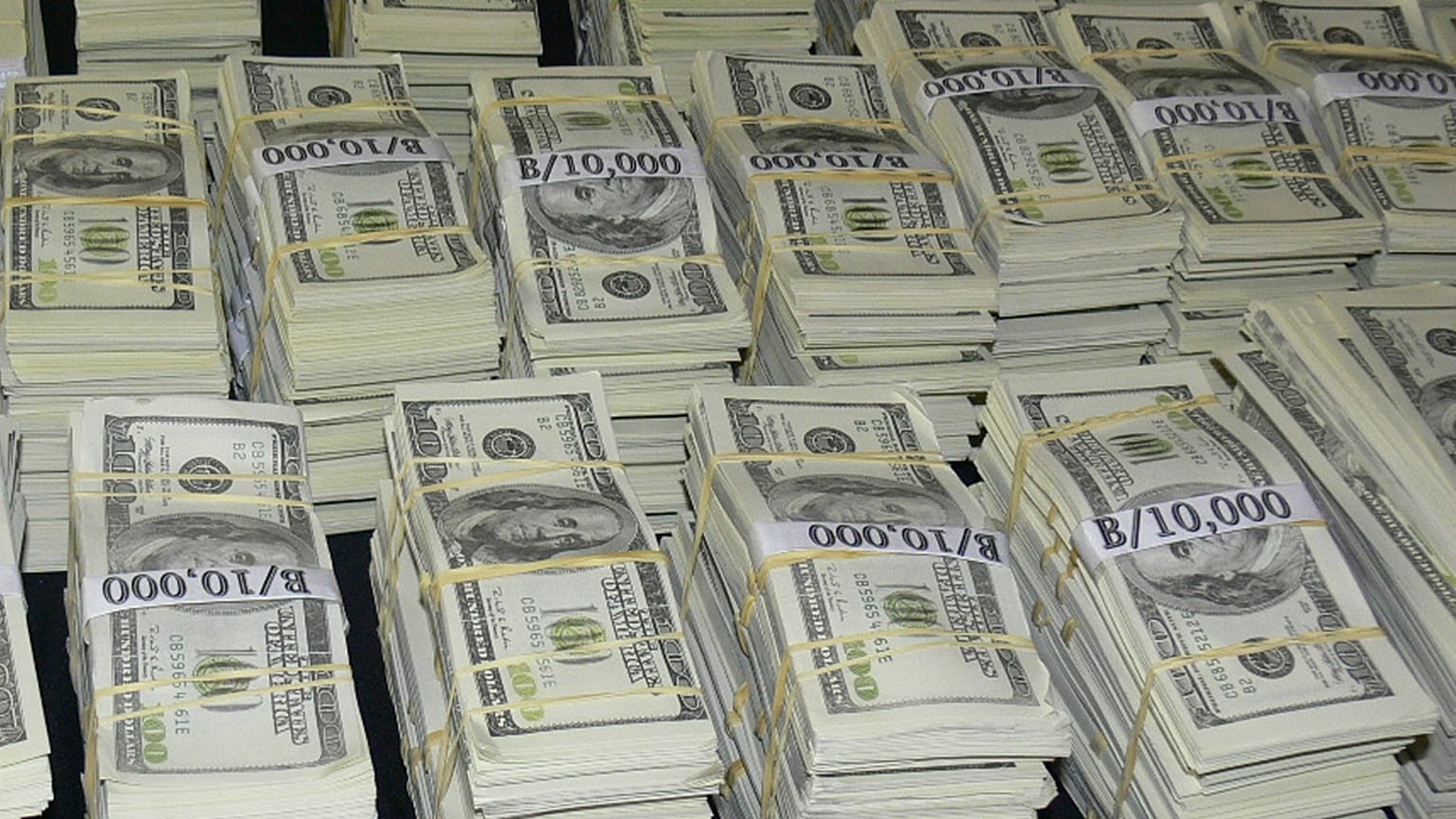 سيدة أمريكية سحبت قليلا من المساعدة الحكومية بقيمة 1200 دولار.. وبقي في حسابها 8.5 مليون دولار