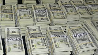 سيدة أمريكية سحبت قليلا من المساعدة الحكومية بقيمة 1200 دولار.. وبقي في حسابها 8.5 مليون دولار