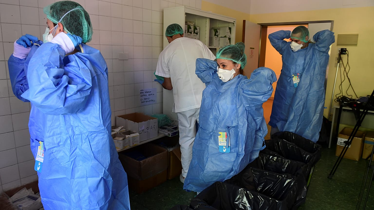 Members of the medical staff at the COVID-19 unit of the Policlinico Sant'Orsola-Malpighi hospital in Bologna on April 15, 2020