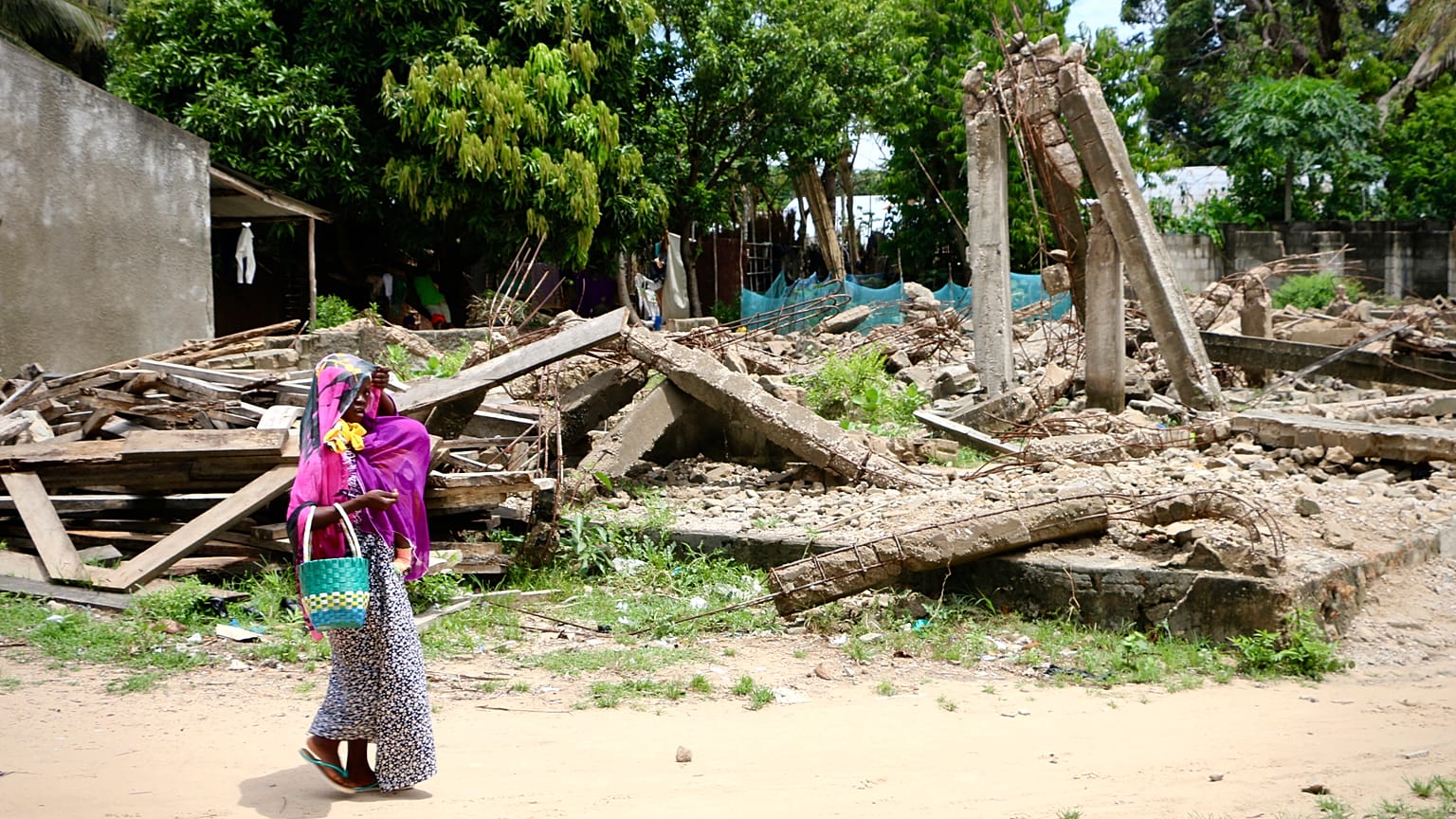 Mulher carrega criança ao colo em Moçambique