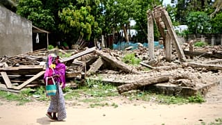 Mulher carrega criança ao colo em Moçambique