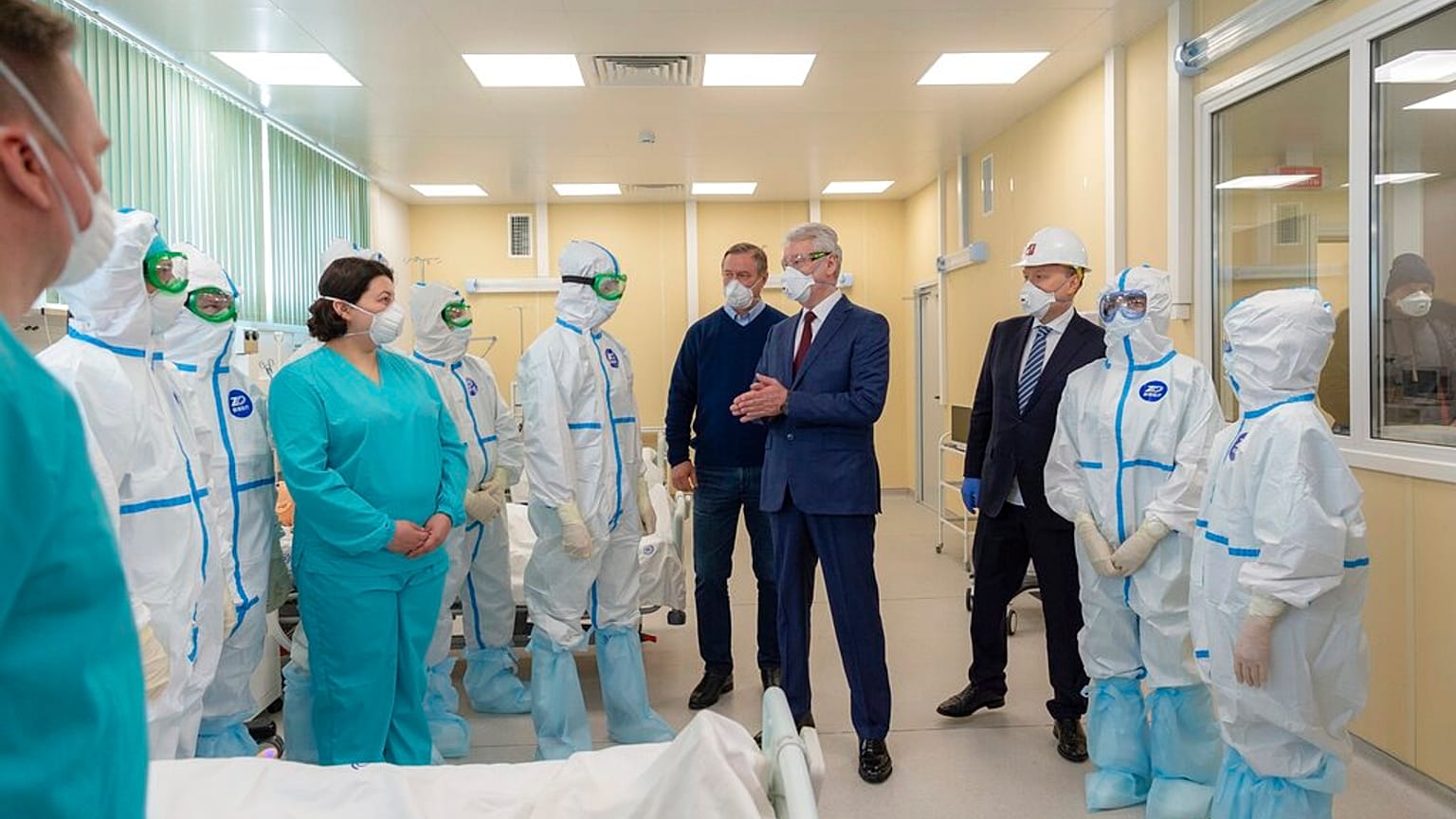 Moskova Belediye Başkanı Sergei Sobyanin Moskova'da bir hastanedeki sağlık görevlilerini ziyaret etti
