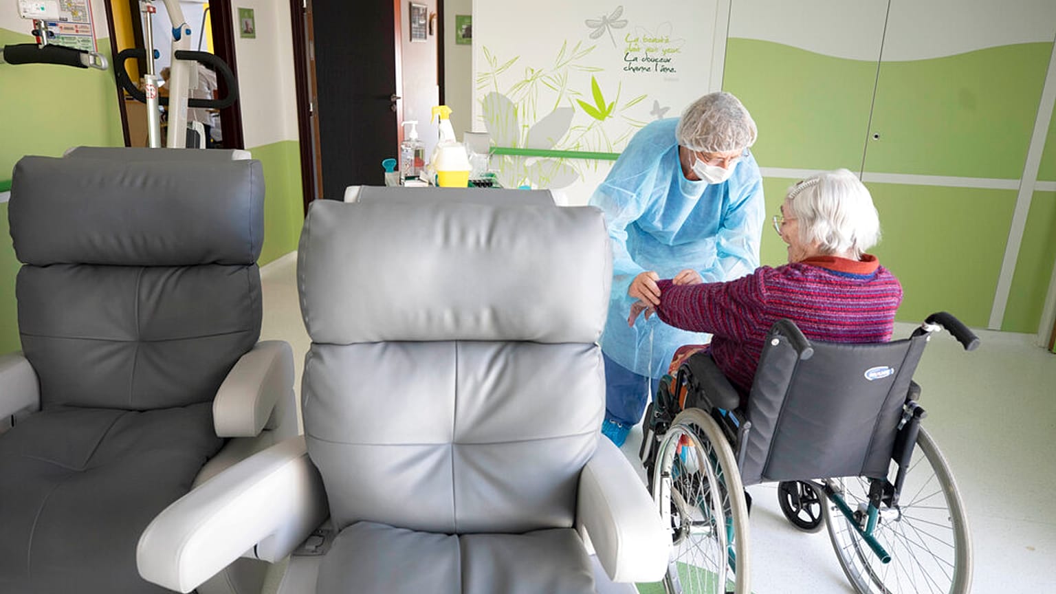 Fransa'da bir yaşlı bakım evinde yapılan Covid-19 testi