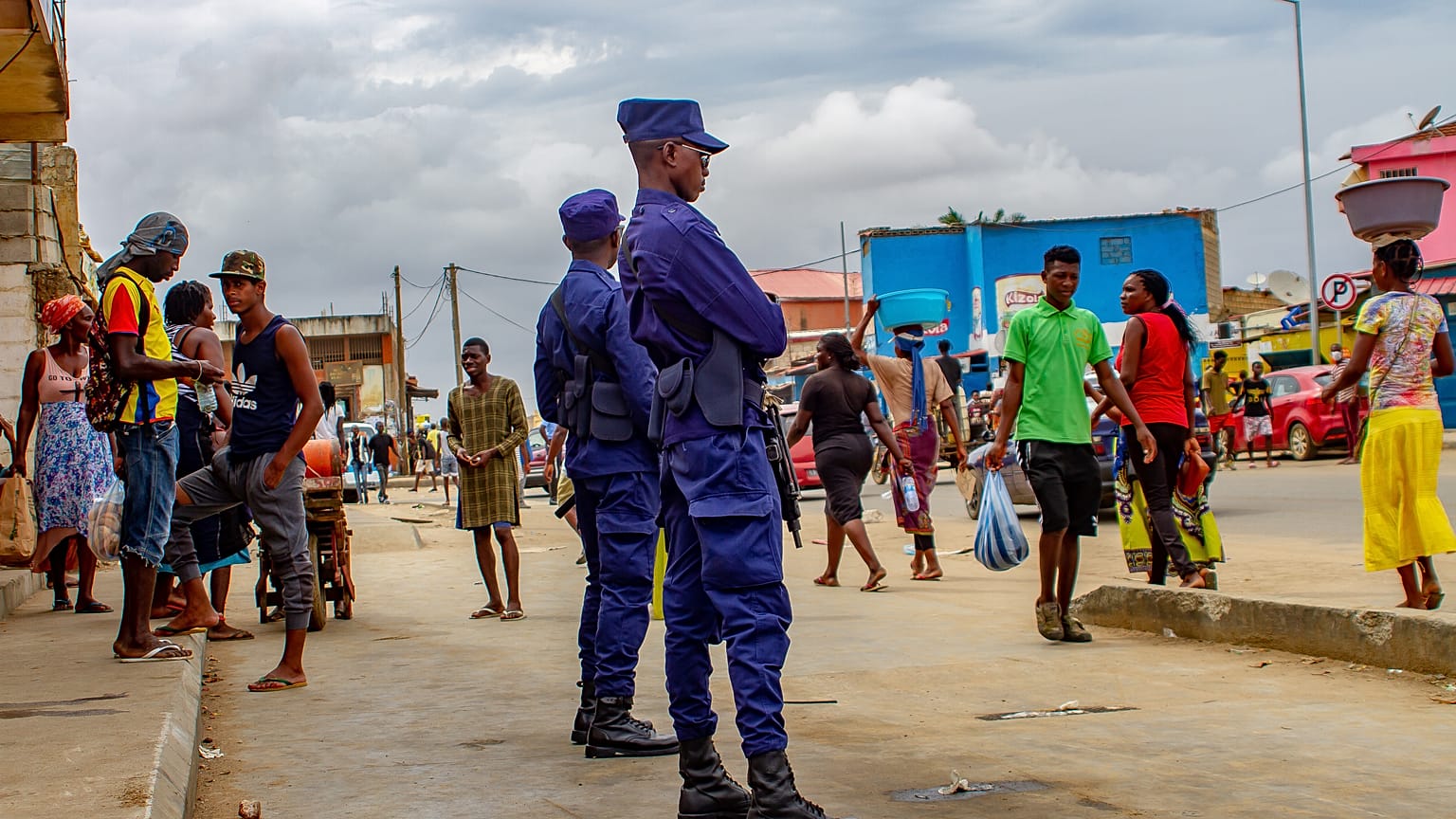 Polícias vigiam as ruas de Luanda