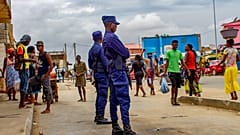 Polícias vigiam as ruas de Luanda