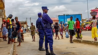 Polícias vigiam as ruas de Luanda