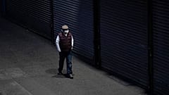 Egy ember sétál New York város Bronx negyedének egyik utcáján 2020. április 17-én.