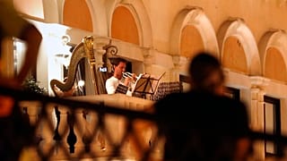 شاهد: حفلات من الشرفات لعازفين بأوركسترا قطر خلال حجر كورونا