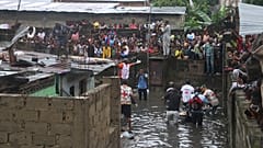رجال الإنقاذ يعملون على سحب جثث ضحايا الفيضانات في الكونغو_2018