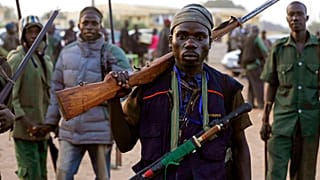 Nijerya'da silahlanan binlerce kişi Boko Haram militanlarına yönelik operasyona destek verdi. Arşiv