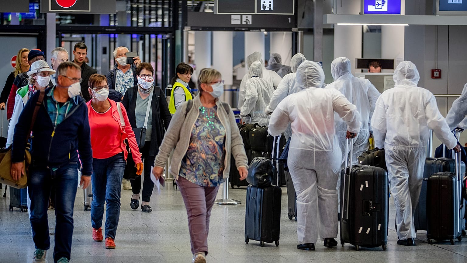 Un grupo de pasajeros en el aeropuerto de Fráncfort