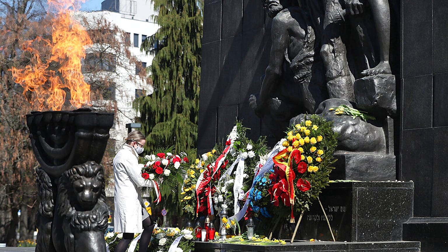 Varsavia ricorda l'eroica rivolta del ghetto e lo sterminio compiuto dai nazisti