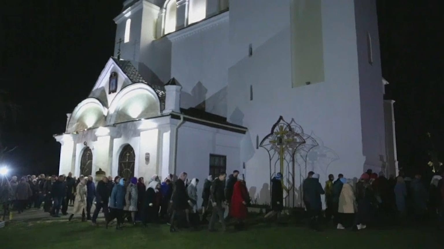 Orthodoxe Christen in Weissrussland besuchen den Ostergottesdienst, ohne Masken und Abstandsregel. 