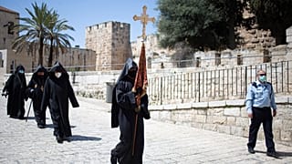 شاهد: وقرعت أجراس القيامة بالقدس.. فلا تسمع لها ملبيا لعلة فرضها كورونا