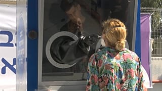 Coronavirus: Israel test booth allows staff-patient separation