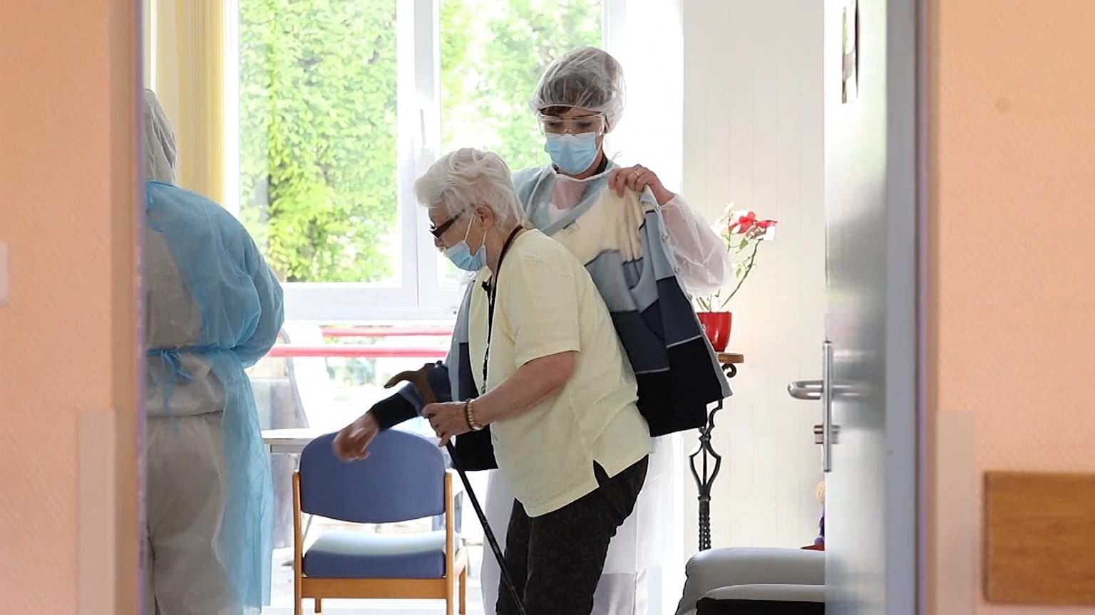 Life under lockdown in a French nursing home