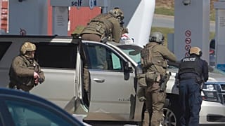 Kanada polisi, silahlı saldırı düzenleyen zanlıyı Nova Scotia'da benzin istasyonunda düzenlediği operasyonla yakaladı