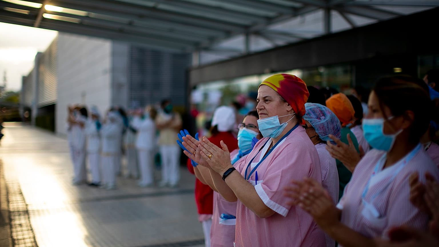 Spagna: minacce contro medici e infermieri