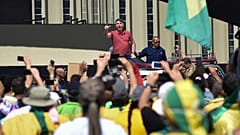 Jair Bolsonaro discursa diante de uma manifestação anticonstitucional em Brasília