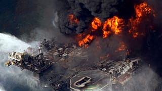 La plateforme Deepwater Horizon ravagée par les flammes, le 21 avril 2010