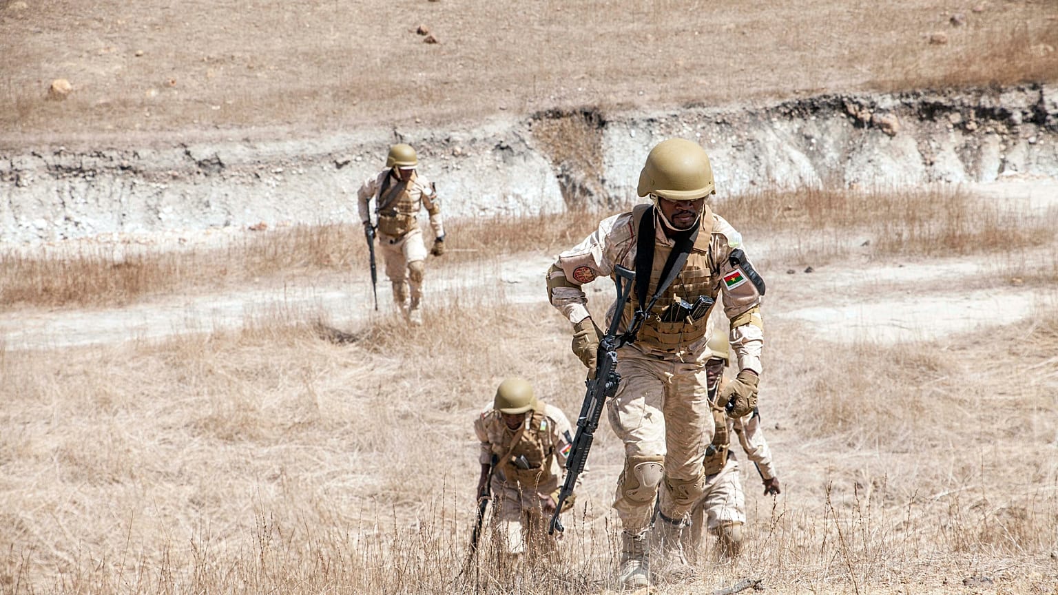 Burkina Faso commando paratroopers exercise under the supervision of Dutch special forces in Thies, Senegal on February 18, 2020.
