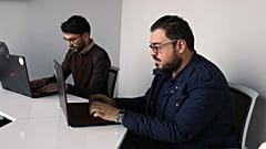كيف تساعد الترجمات من الإنجليزية إلى العربية على معالجة المعلومات الخاطئة؟