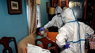 Une équipe médicale d'urgence intervenant à domicile pour suspicion de Covid-19 à Madrid, le 19 avril 2020.