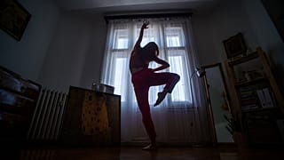 Önkéntes karanténban lévő táncos gyakorol az otthonában 