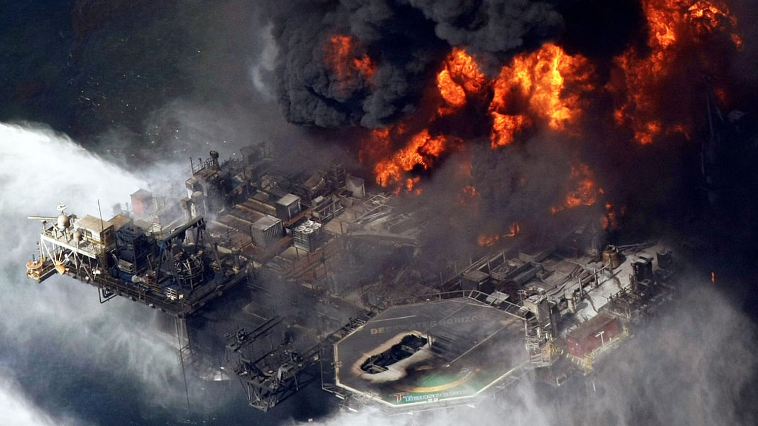La piattaforma Deepwater Horizon devastata dal fuoco, 21 aprile 2010  