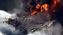 La piattaforma Deepwater Horizon devastata dal fuoco, 21 aprile 2010  