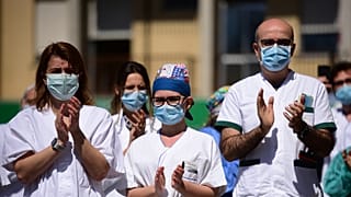 Des soignants rassemblés devant l'hôpital de Pavullo, près de Modène - Italie - le 9 avril 2020