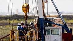 US oil prices plunge below zero amid coronavirus pandemic