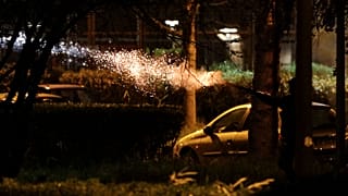 Force de police intervenant lors d'incidents à Villeneuve-la-Garenne dans le nord de Paris, le 20 avril 2020.